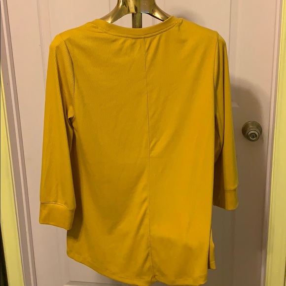 Gold pull over - Picture 2 of 2